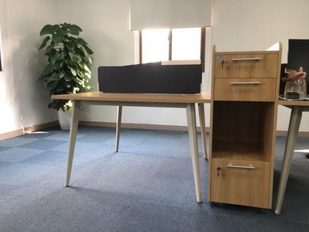 3 ngăn kéo có vách ngăn riêng biệt giúp tài liệu được phân chia gọn gàng.