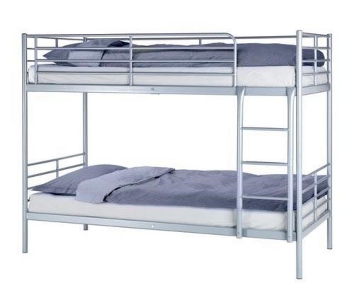 Bàn học và tủ để đồ tích hợp giúp tận dụng không gian hiệu quả, tiện lợi cho sinh viên.