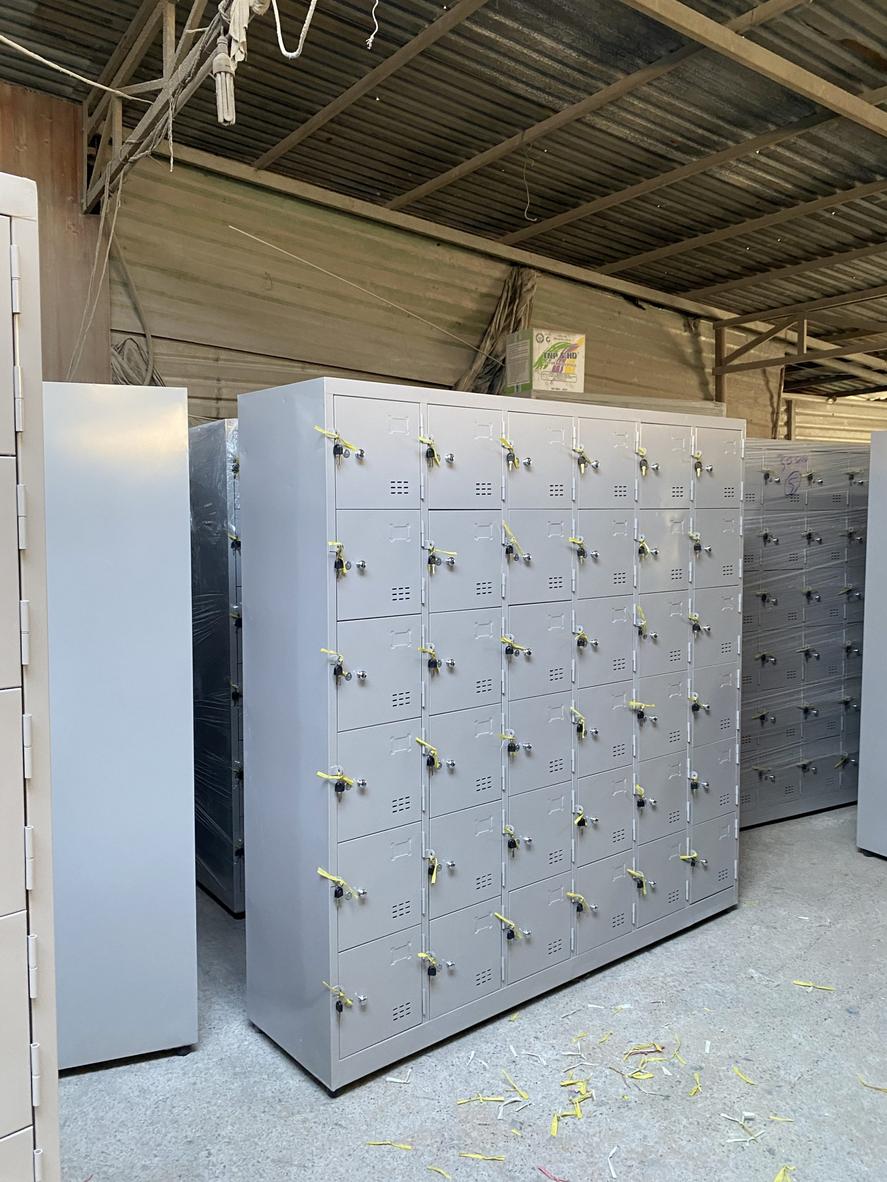 Bảng tên và lỗ thông gió giúp quản lý dễ dàng và giữ đồ dùng thông thoáng.