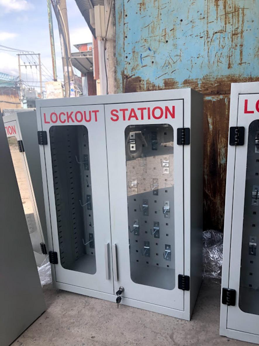 Treo tường giúp giải phóng không gian sàn – lý tưởng cho văn phòng nhỏ và khu vực thay đồ tại xưởng.