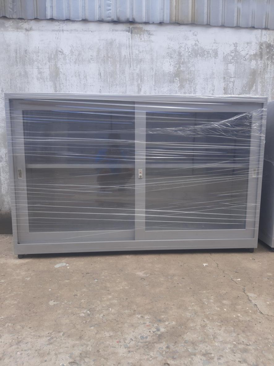 Bề mặt sơn tĩnh điện dày giúp tủ chống trầy xước và chống ăn mòn lâu dài.