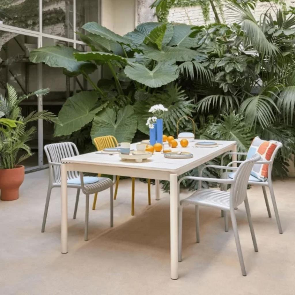 Ghế 3046 nhẹ nhàng, dễ di chuyển, tối ưu sự tiện lợi cho người sử dụng.