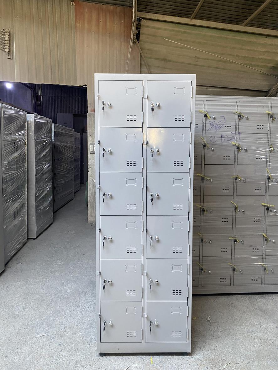 Hình ảnh tổng quan của Tủ locker 12 ngăn 2 khoang 12C2K với thiết kế chắc chắn và hiện đại.