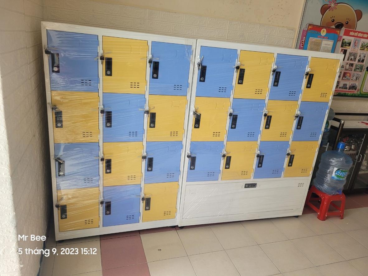 Tủ locker 12 ngăn và ngăn để chiếu (12C4KC)