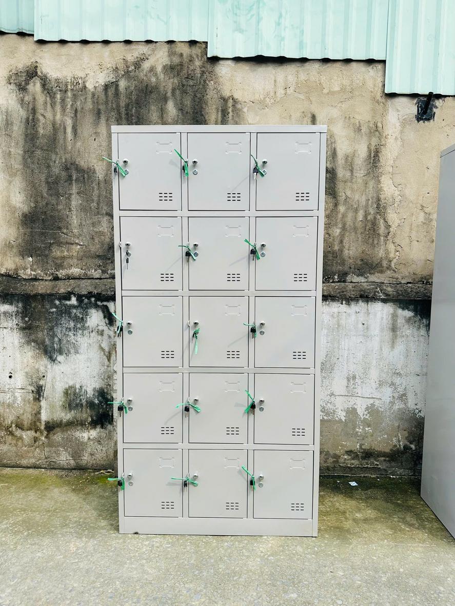 Hình ảnh tổng quan Tủ locker 15 ngăn 3 khoang 15C3KLR trong không gian văn phòng hiện đại.