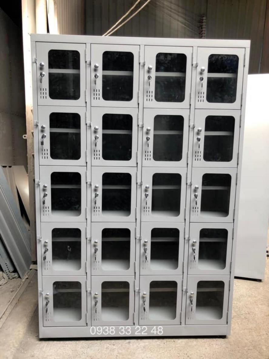 Hình ảnh tổng quan của tủ locker 20 ngăn 4 khoang cánh kính ngăn trong 20C4K-CK, nền hiện đại, sang trọng.