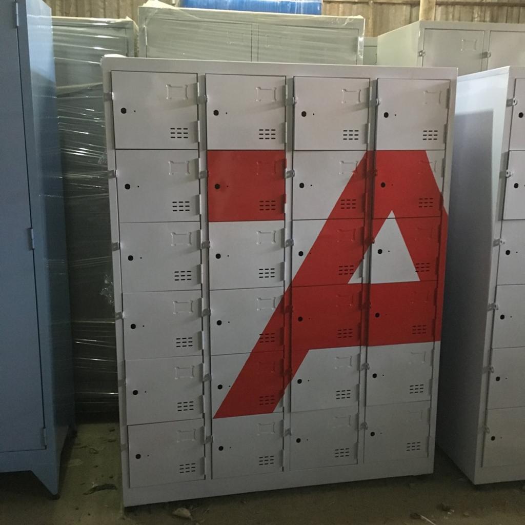 Ảnh chụp hero nổi bật của Tủ locker 24 ngăn 4 khoang sơn chữ A 24C4K-A tươi sáng, hiện đại.