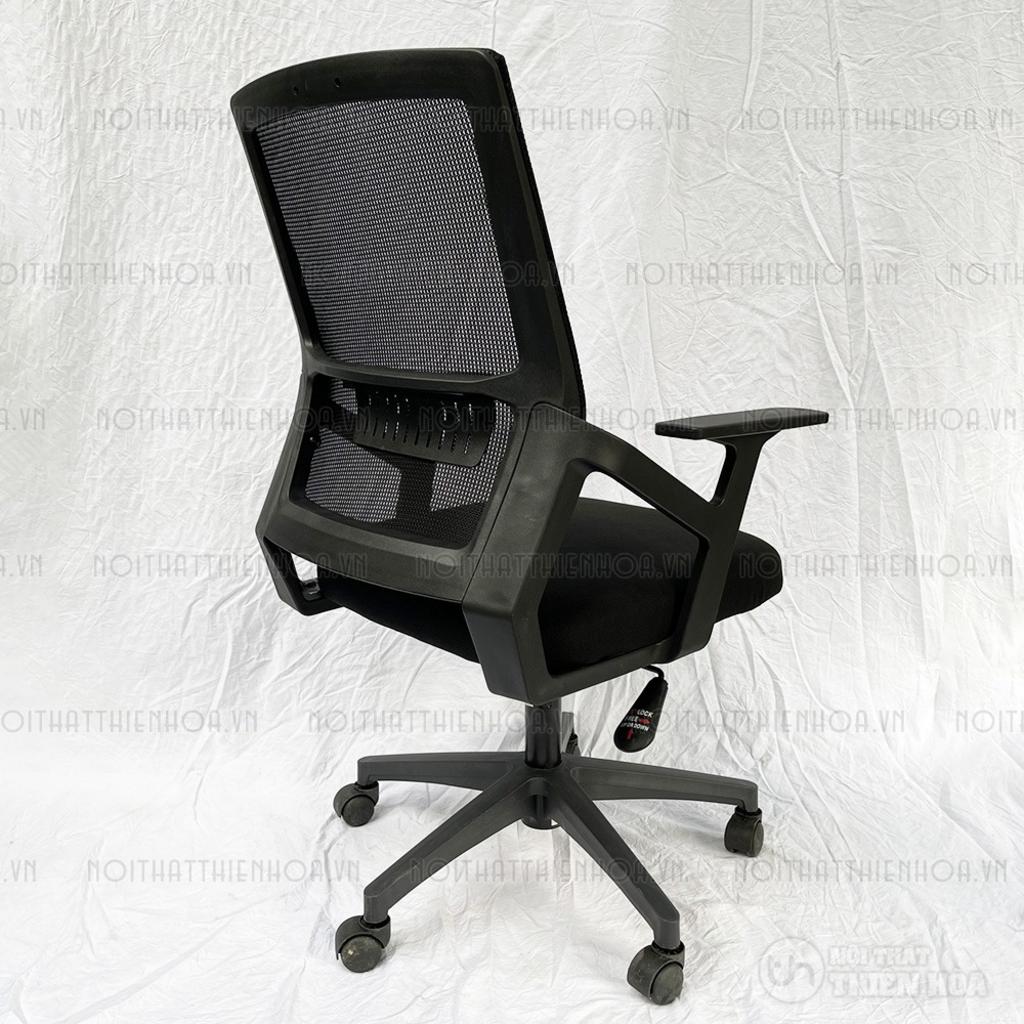 Tựa lưng cao chắc chắn hỗ trợ cột sống trên Ghế văn phòng DP 818A.