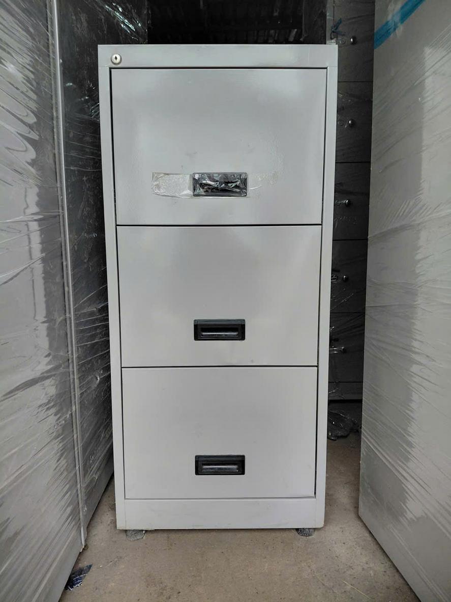 Tủ sắt mini 3 ngăn khoá 3HK — gọn gàng, an toàn, phù hợp đặt dưới bàn làm việc.