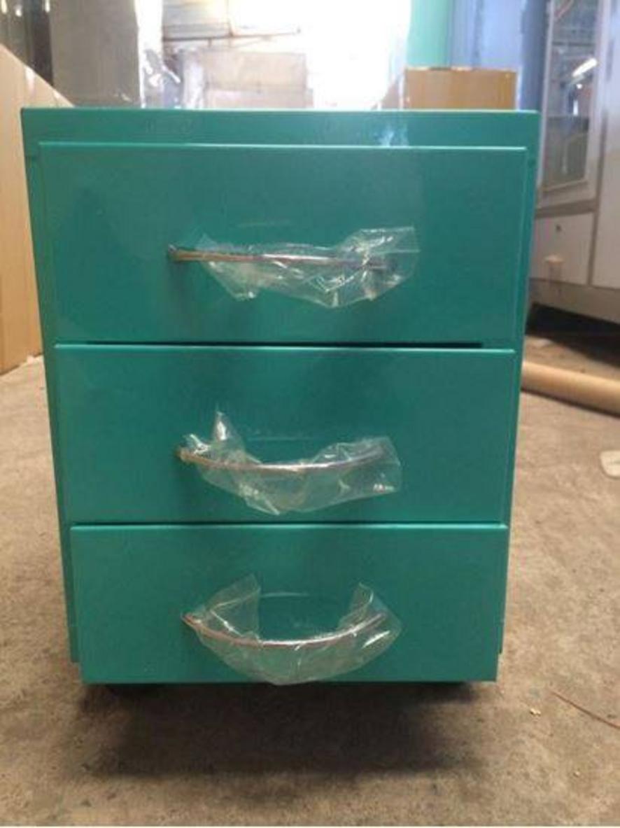 Tủ sắt mini 3 ngăn TYC01 màu xanh — nhỏ gọn, bền bỉ, phù hợp đặt trên bàn hoặc đầu giường.