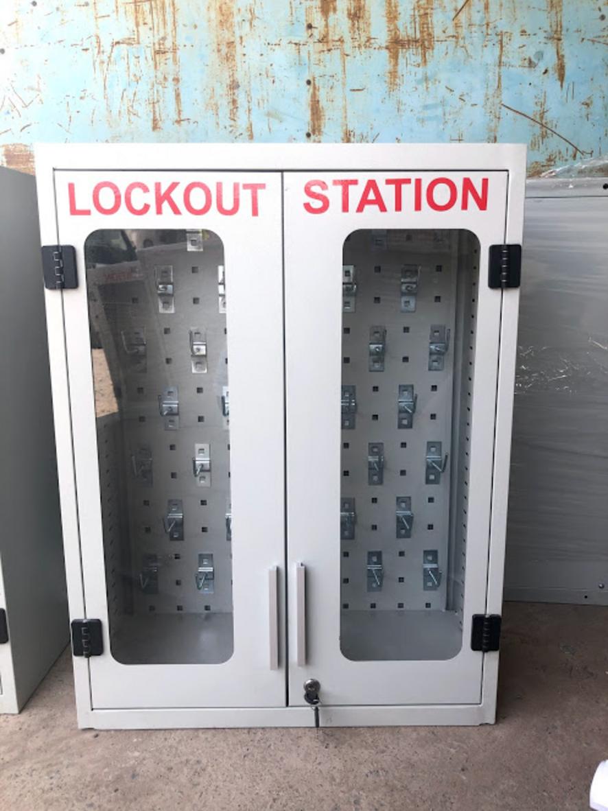 Tủ sắt chứa đồ treo tường TYC-TT2C treo gọn trên nền tường văn phòng, cửa mica trong suốt hiển thị móc treo bên trong.