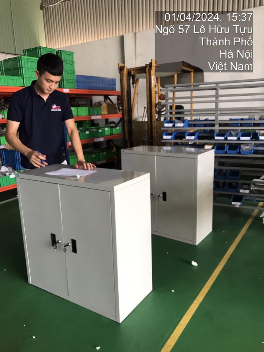 Ảnh Tủ sắt TS11 mở ra, cho thấy thiết kế 2 khoang với đợt di động tiện dụng.