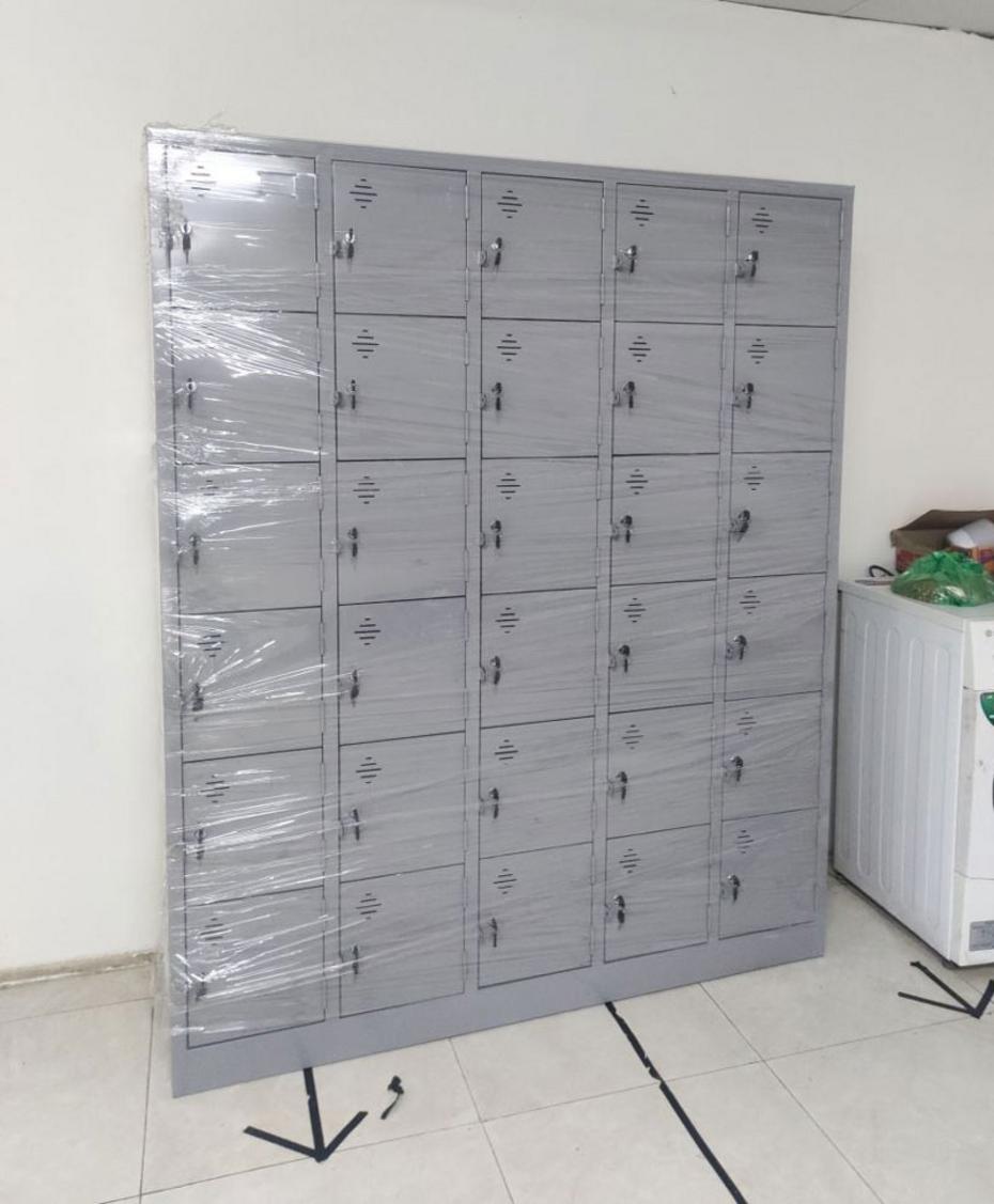 Bề mặt sơn tĩnh điện bền màu, chống ăn mòn — dễ lau chùi, giữ vẻ chuyên nghiệp lâu dài.