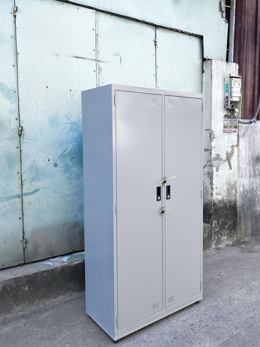 Chi tiết sắt dày 0.6–0.7 mm và lớp sơn tĩnh điện chống gỉ.