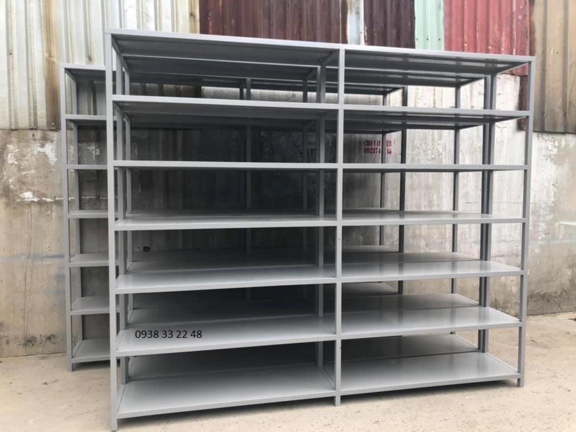 Hình ảnh macro của vật liệu tole dày và lớp sơn tĩnh điện bảo vệ chống rỉ sét.