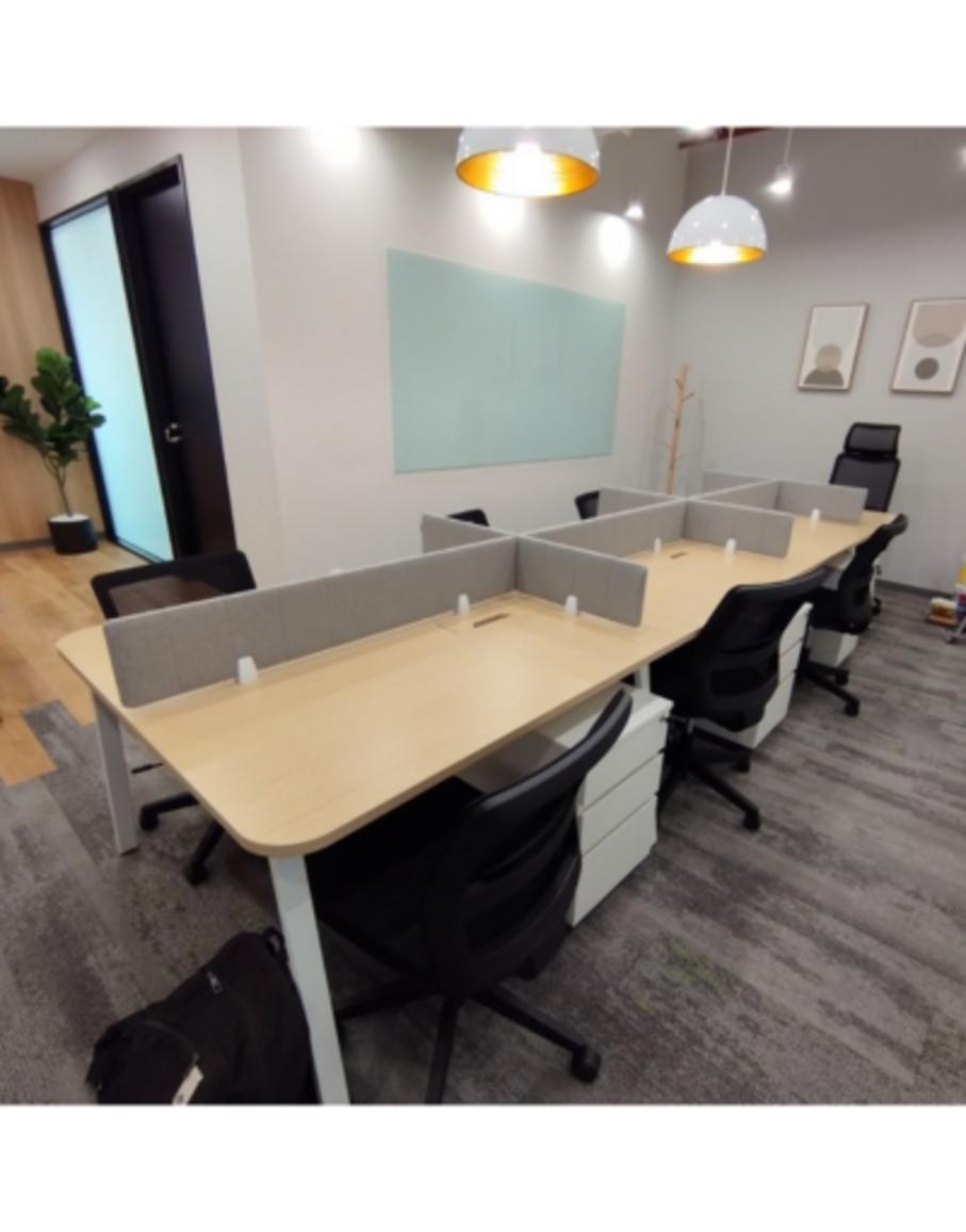 Chất liệu vải nhung và nỉ cao cấp tạo nên vẻ ngoài thanh lịch và cảm giác mềm mại cho vách ngăn.