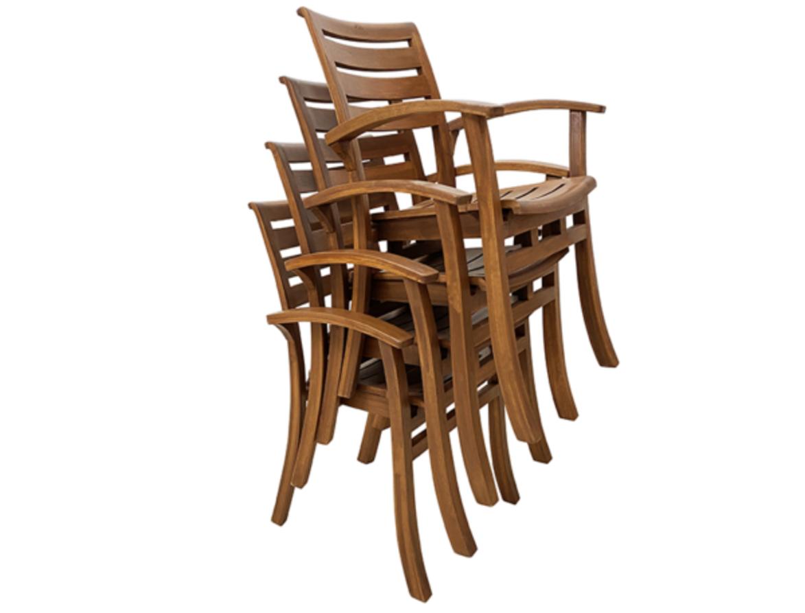 Lớp dầu chống nước giúp ghế chịu được mưa nắng và bền lâu.