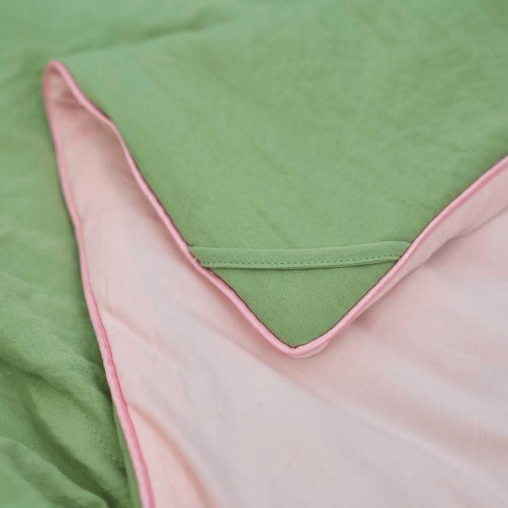 Thiết kế chần và khả năng giặt máy giúp chăn luôn gọn gàng, dễ bảo quản.