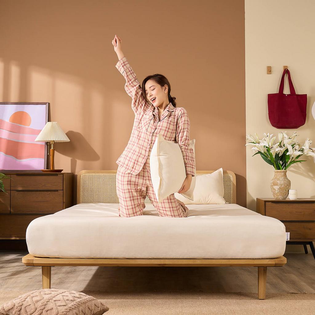 Cận cảnh sợi vải: mềm mại, bề mặt mịn như lụa.