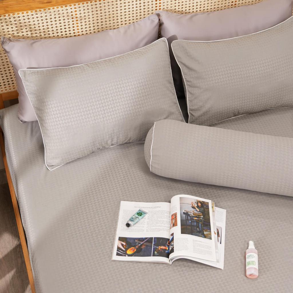 Bộ 4 chi tiết đủ dùng, dễ phối đồ giường.