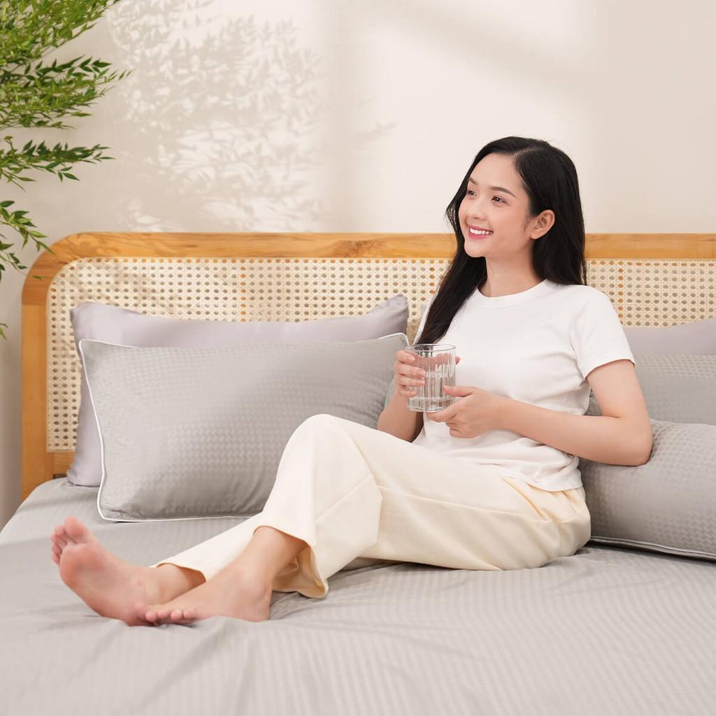 Bộ 4 chi tiết đủ dùng, dễ phối đồ giường.