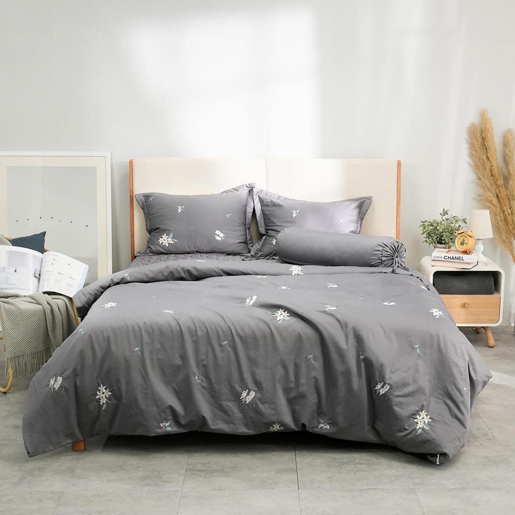 Hero image: Bộ ga chun chăn chần Amando cotton satin màu xám — mịn mượt, thêu tinh tế.