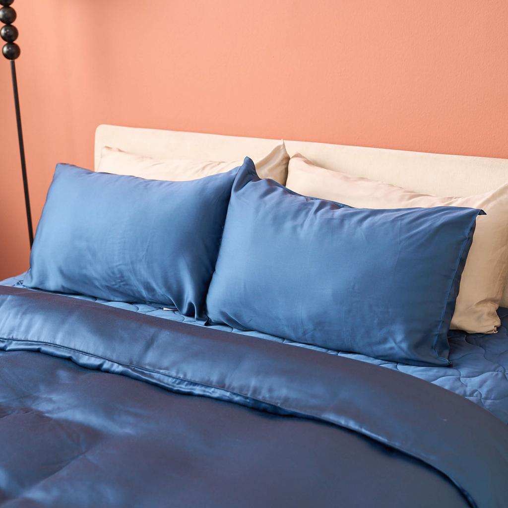 Hero image: Bộ Ga chun chần Amando Wellness Tencel Luxe trên giường — hiển thị kết cấu vải và ô chun ôm nệm.