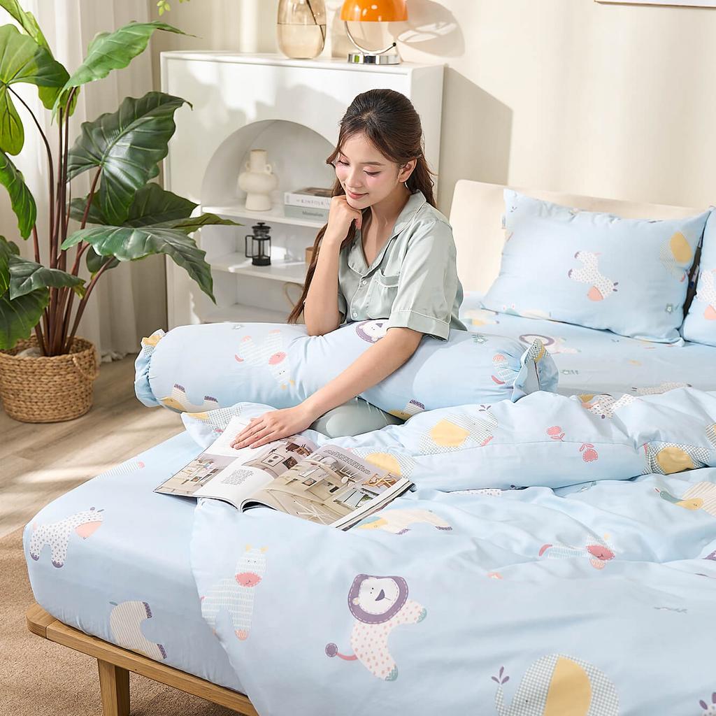 Bộ ga chun Amando Aleena đặt trên giường — bề mặt mềm mịn, hơi bóng nhẹ của sợi Tencel.