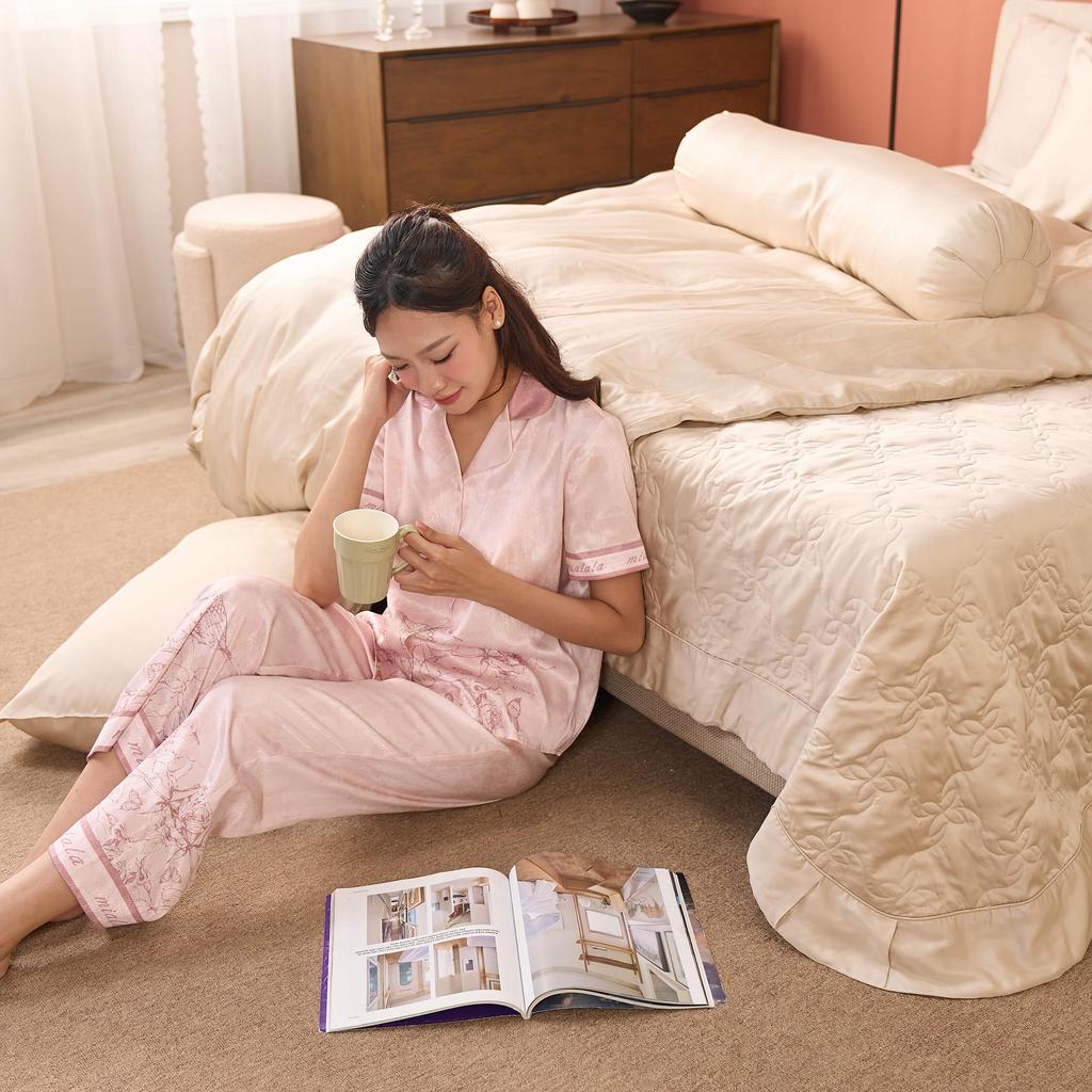 Hero image: Bộ phủ Amando Wellness Tencel Luxe trải trên giường hiện đại — phô diễn bề mặt vải Tencel mượt mà và đường chần tinh xảo.