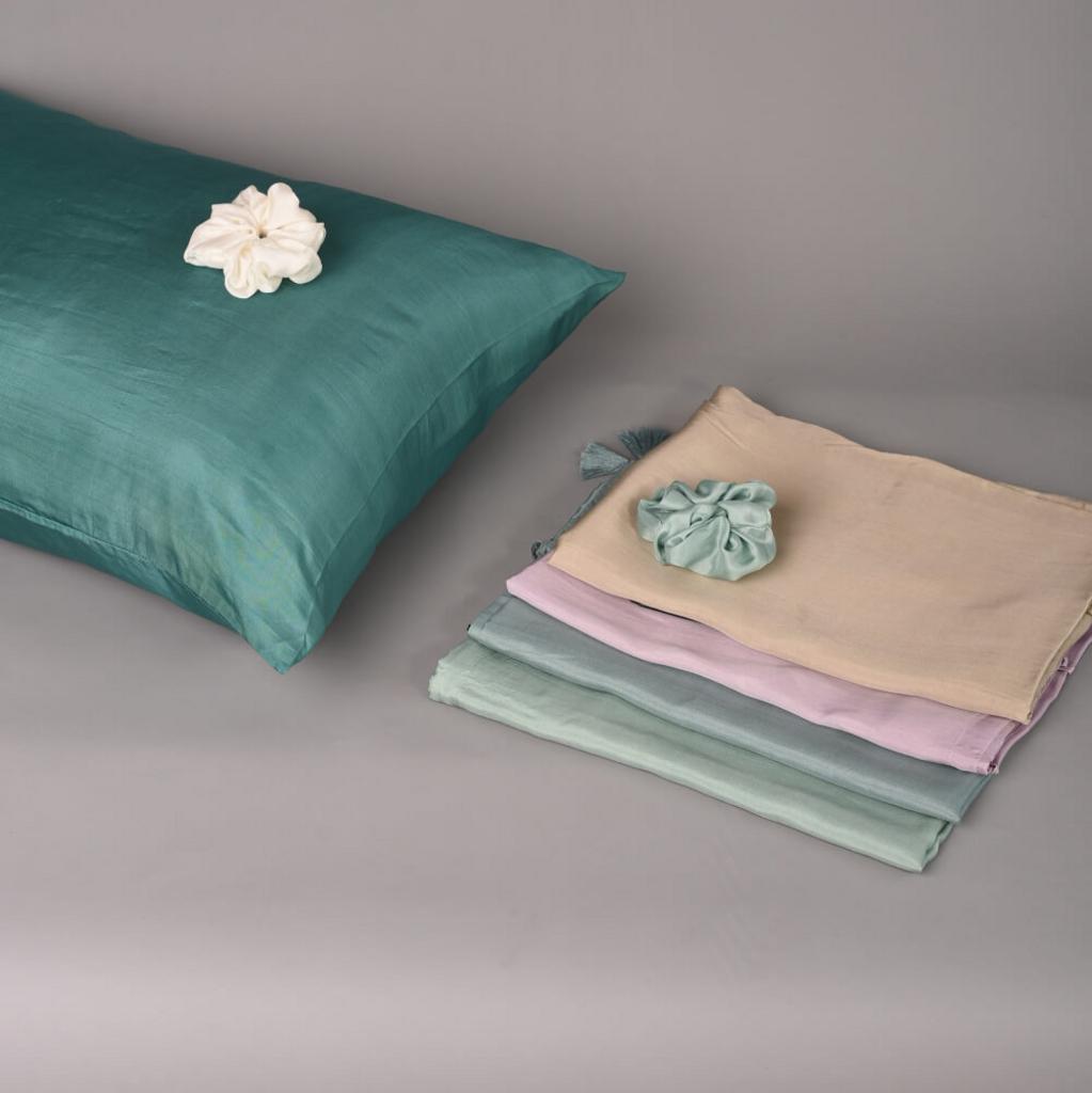 Ảnh cận: kết cấu lụa Mulberry với ánh óng của Cericin — giữ ẩm tự nhiên cho da và tóc.