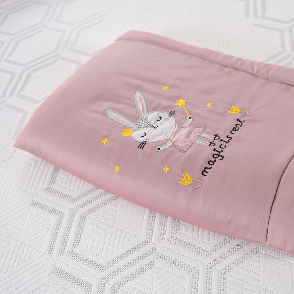 Chần bông nhẹ — ôm mềm, ấm vừa đủ.