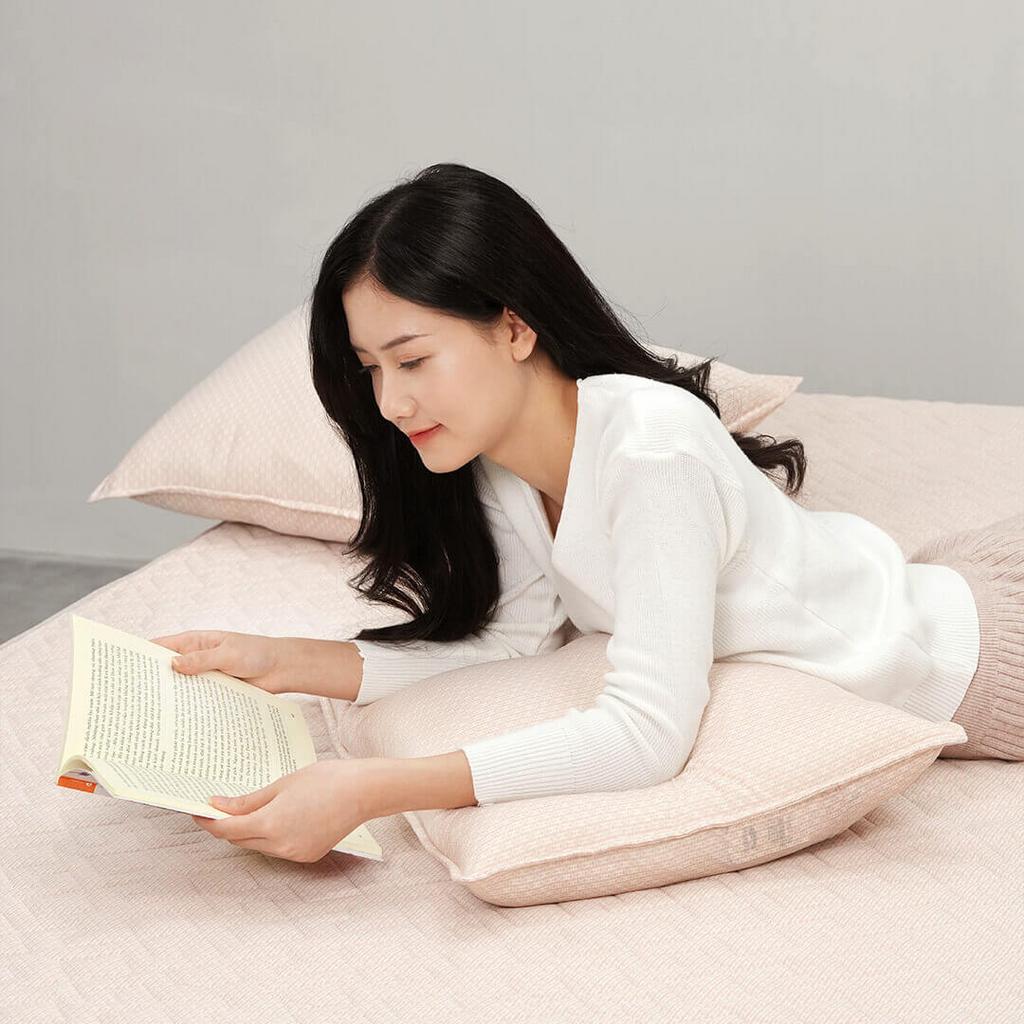 Chiếu điều hòa Doona 3D Luxury trải trên giường — mát tự nhiên, thiết kế sang trọng.