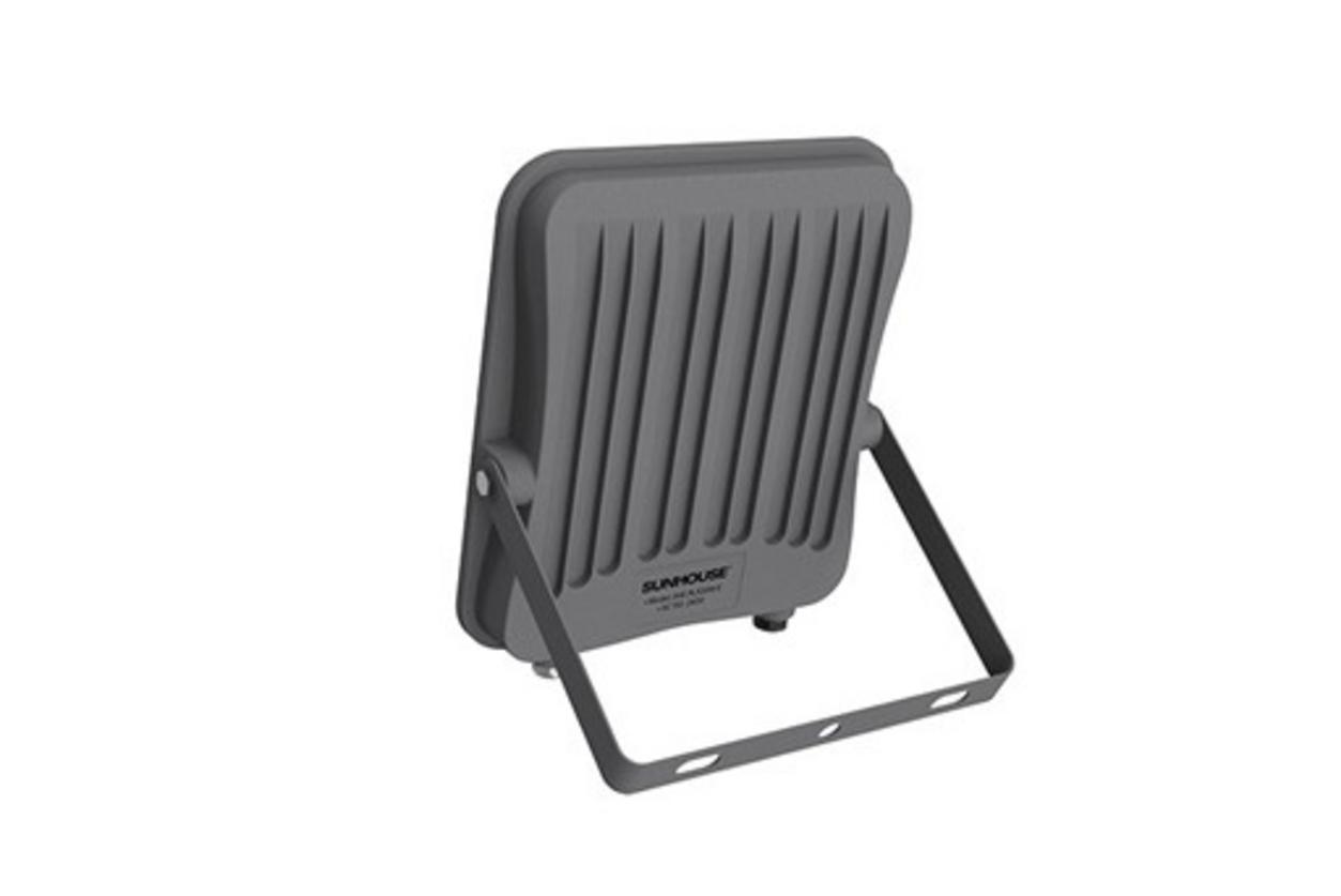 Tiêu chuẩn IP66 bảo vệ đèn khỏi mưa và bụi.