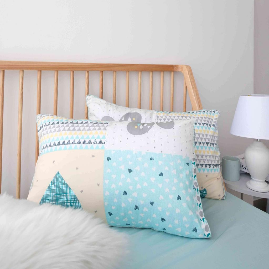 Cận cảnh sợi vải cotton lụa — thấy độ mịn và ánh bóng nhẹ của tơ lụa; cho cảm giác mềm khi chạm; show weave detail.