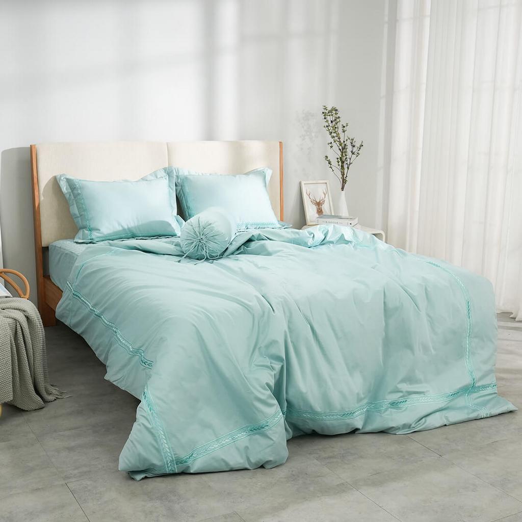 Cận cảnh vải cotton satin màu xanh lá: ánh bóng mịn và cấu trúc vải thoáng khí.