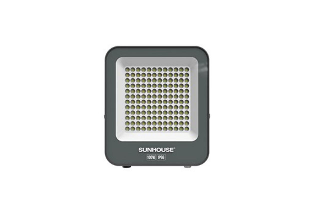 Đèn Pha LED Sunhouse 100W - ảnh chụp thực tế tại sân vườn ban đêm.