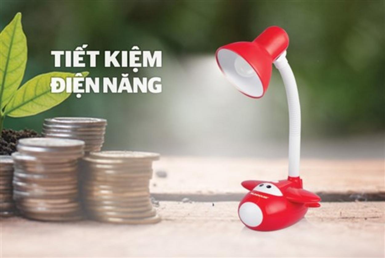 Đui sứ chịu nhiệt và chụp thép sơn tĩnh điện — an toàn và bền.