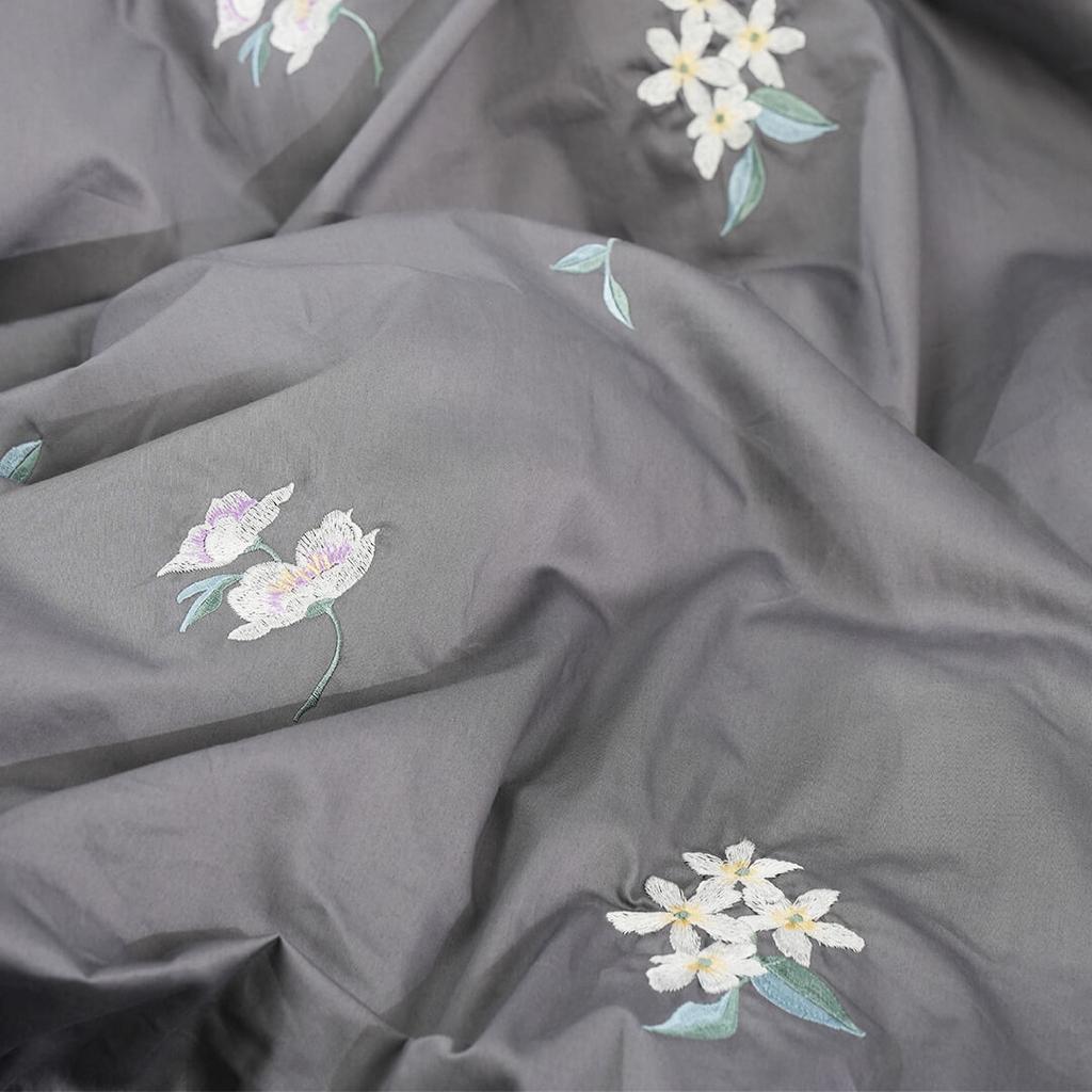 Bộ gồm 5 chi tiết: ga chun, vỏ chăn chần, 2 vỏ gối nằm, 1 vỏ gối ôm — phù hợp nệm 1m6/1m8.