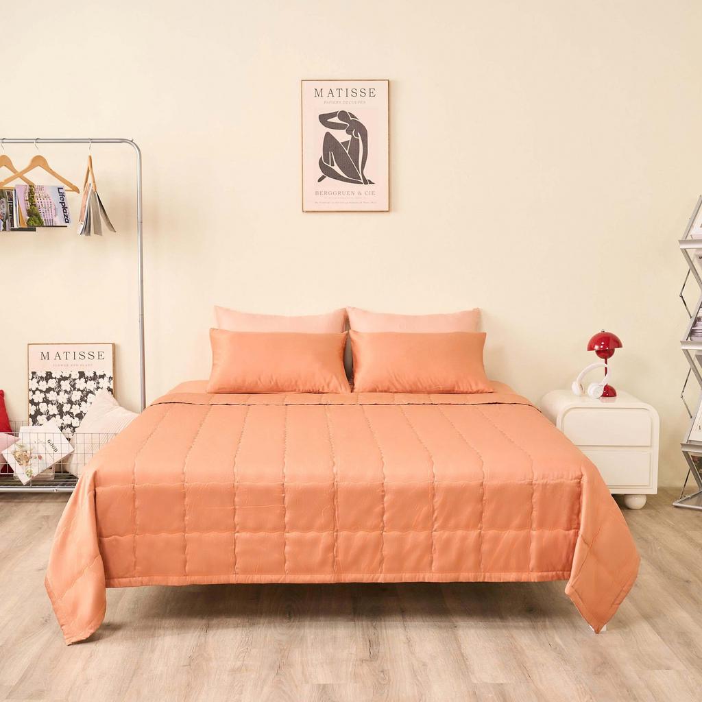 Cận cảnh vải Airsilk: mịn, óng ả và thoáng khí.