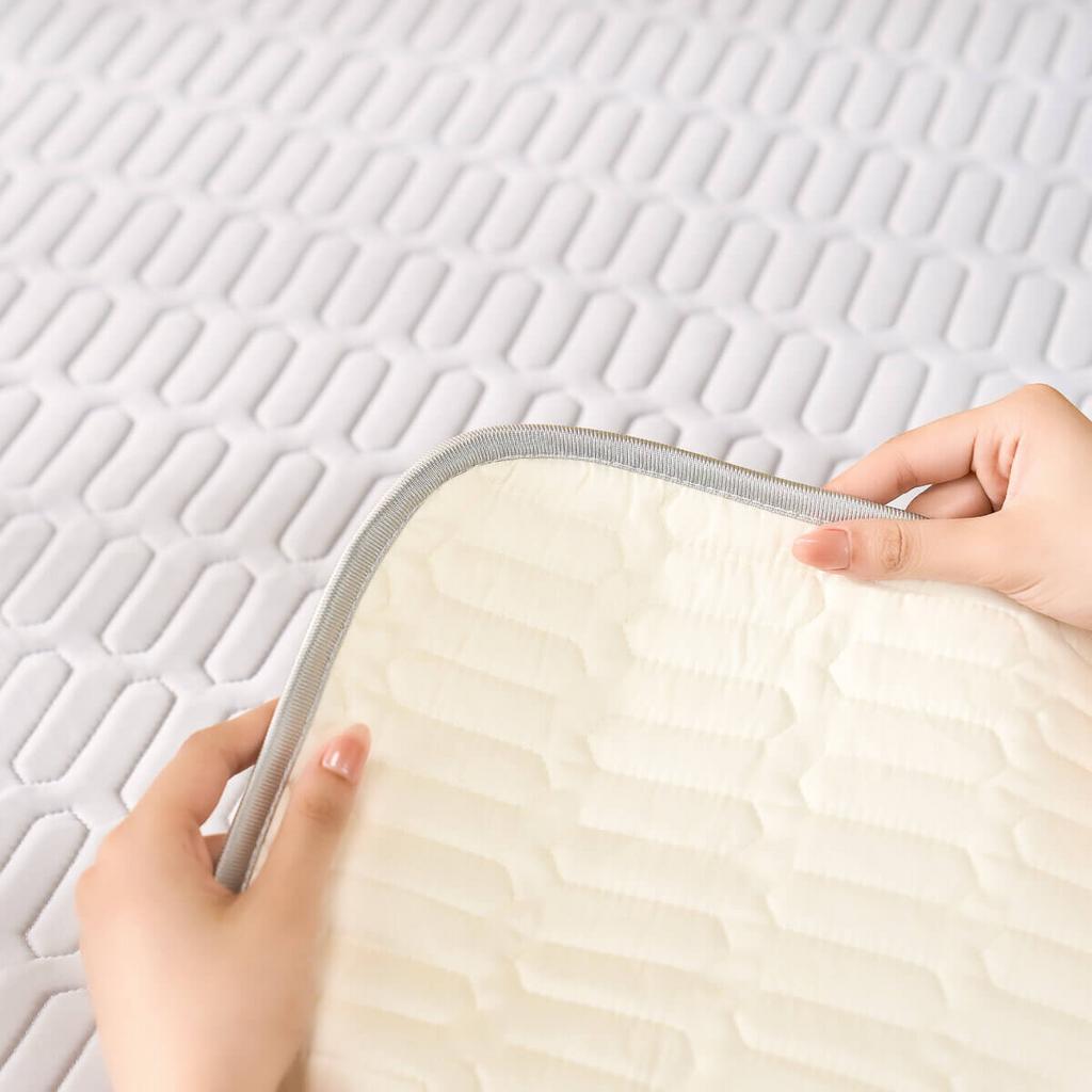 Đáy chống trượt và chun 4 góc giúp chiếu nằm cố định trên nệm.