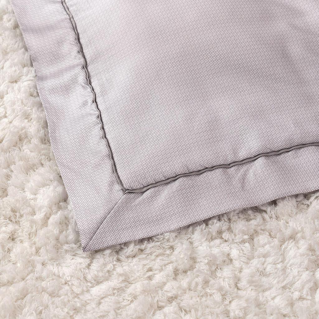 Bộ 5 chi tiết — đủ để hoàn thiện giường ngủ ngay lập tức.