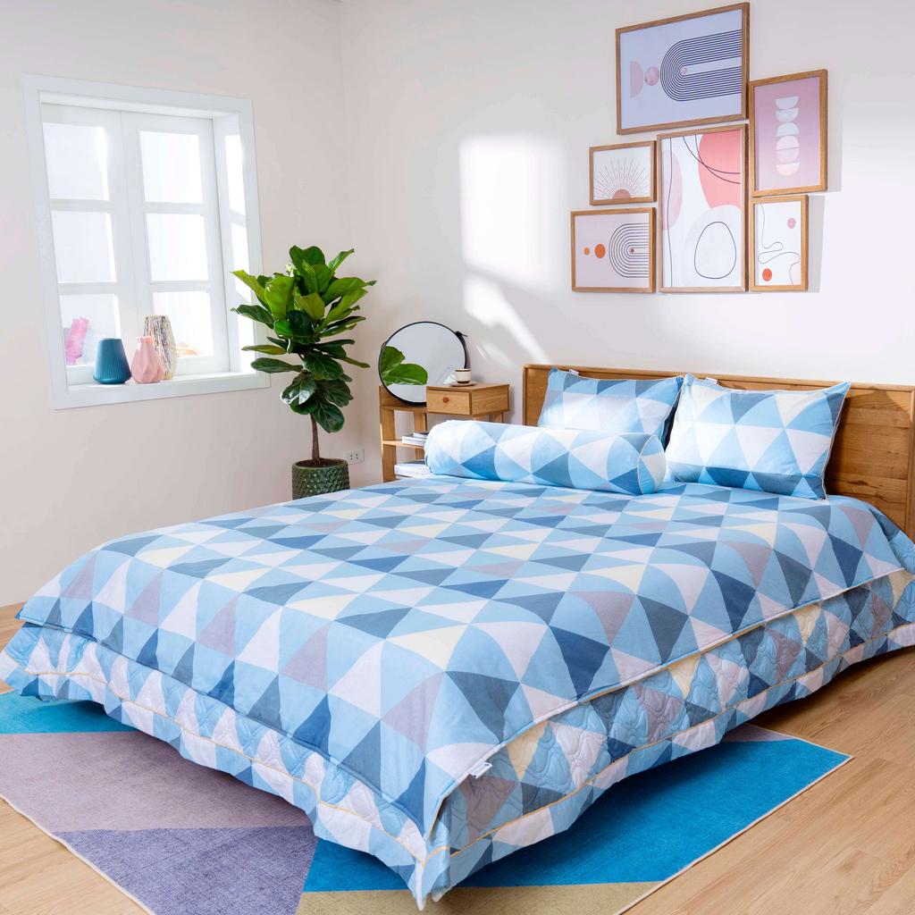 Chất liệu 100% cotton cao cấp — mềm, thấm hút, phù hợp khí hậu nóng ẩm.