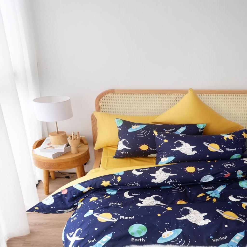 Cận cảnh vải cotton lụa 100%: mắt vải mịn, bề mặt bóng nhẹ.