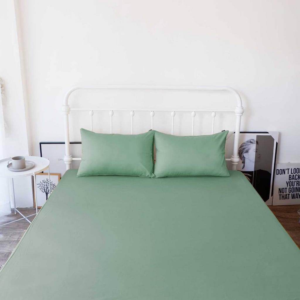 Cận cảnh vải cotton lụa: bề mặt mịn, ánh nhẹ phản chiếu.