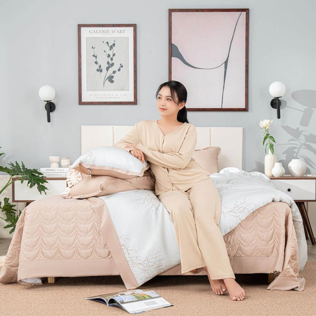 Ảnh minh họa các tính năng chính: closeup vải, dệt, nhãn công nghệ Nano.