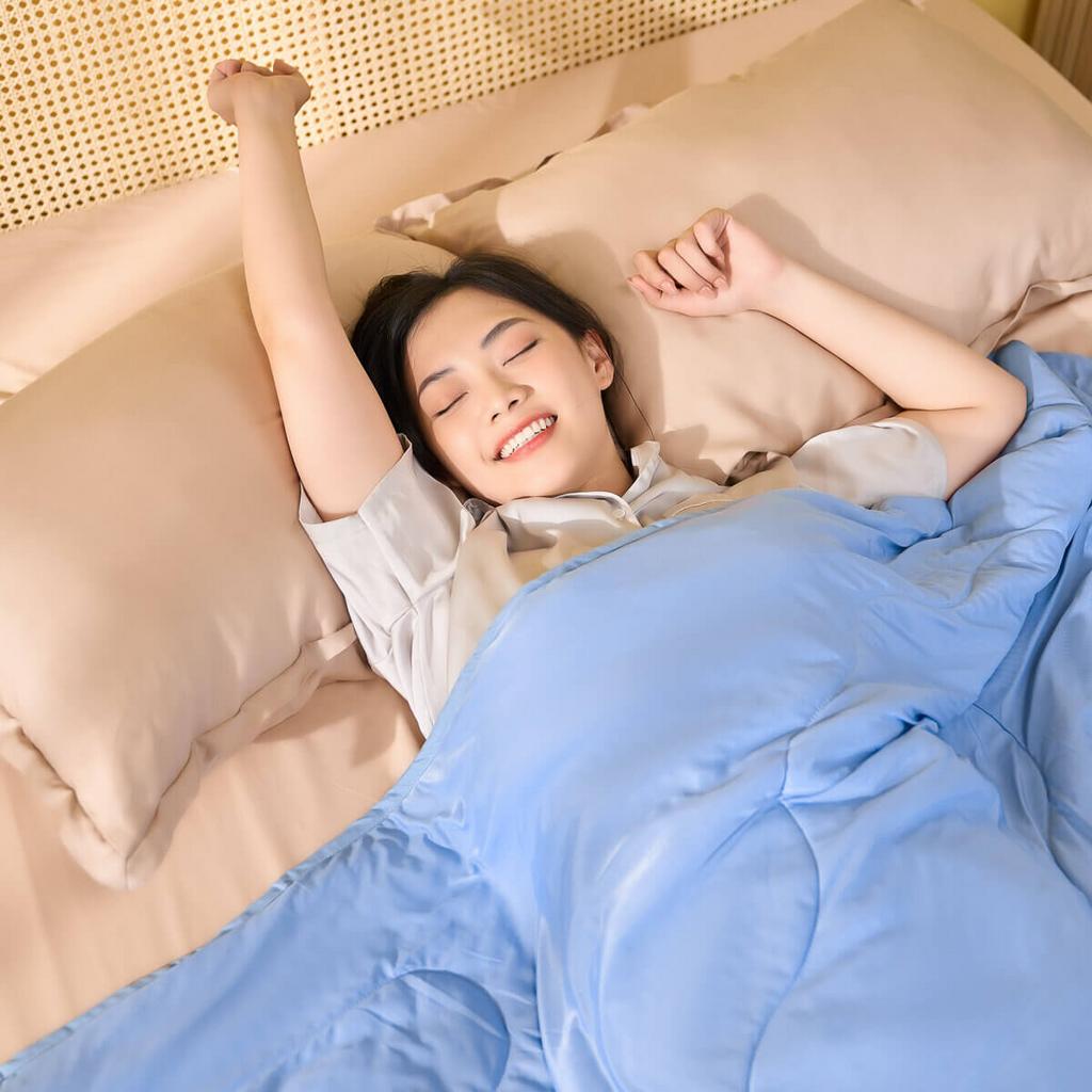 Chăn hỗ trợ giặt máy và khô nhanh — tiết kiệm thời gian nội trợ.