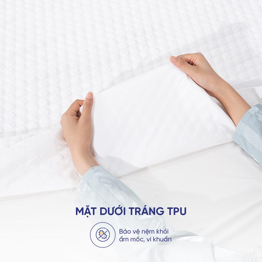 Ga ôm và khóa ngược giúp tấm bảo vệ luôn cố định và dễ tháo giặt.