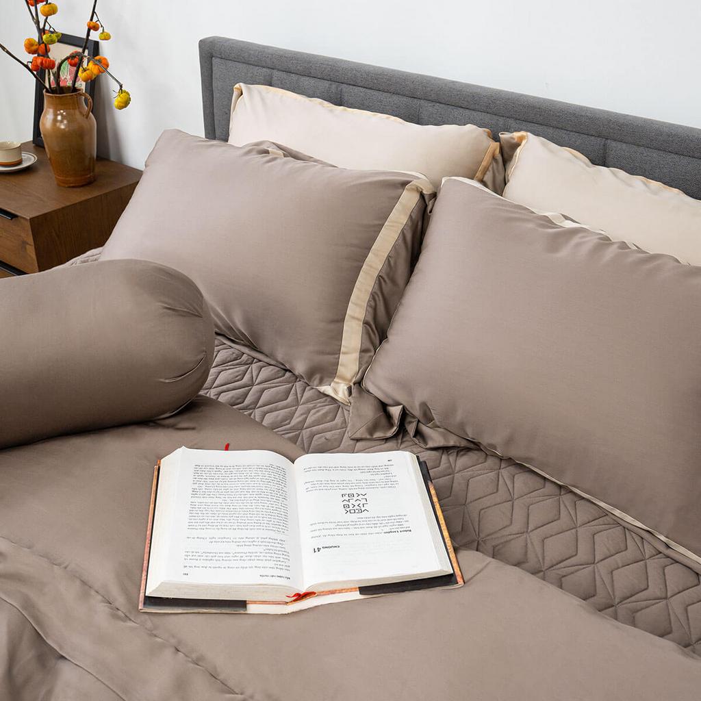 Màu Nâu trung tính của Amando Confident dễ phối đồ và mang lại không gian ấm cúng.