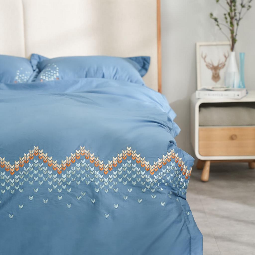 Màu xanh dịu giúp phòng ngủ thư thái, dễ phối nội thất.