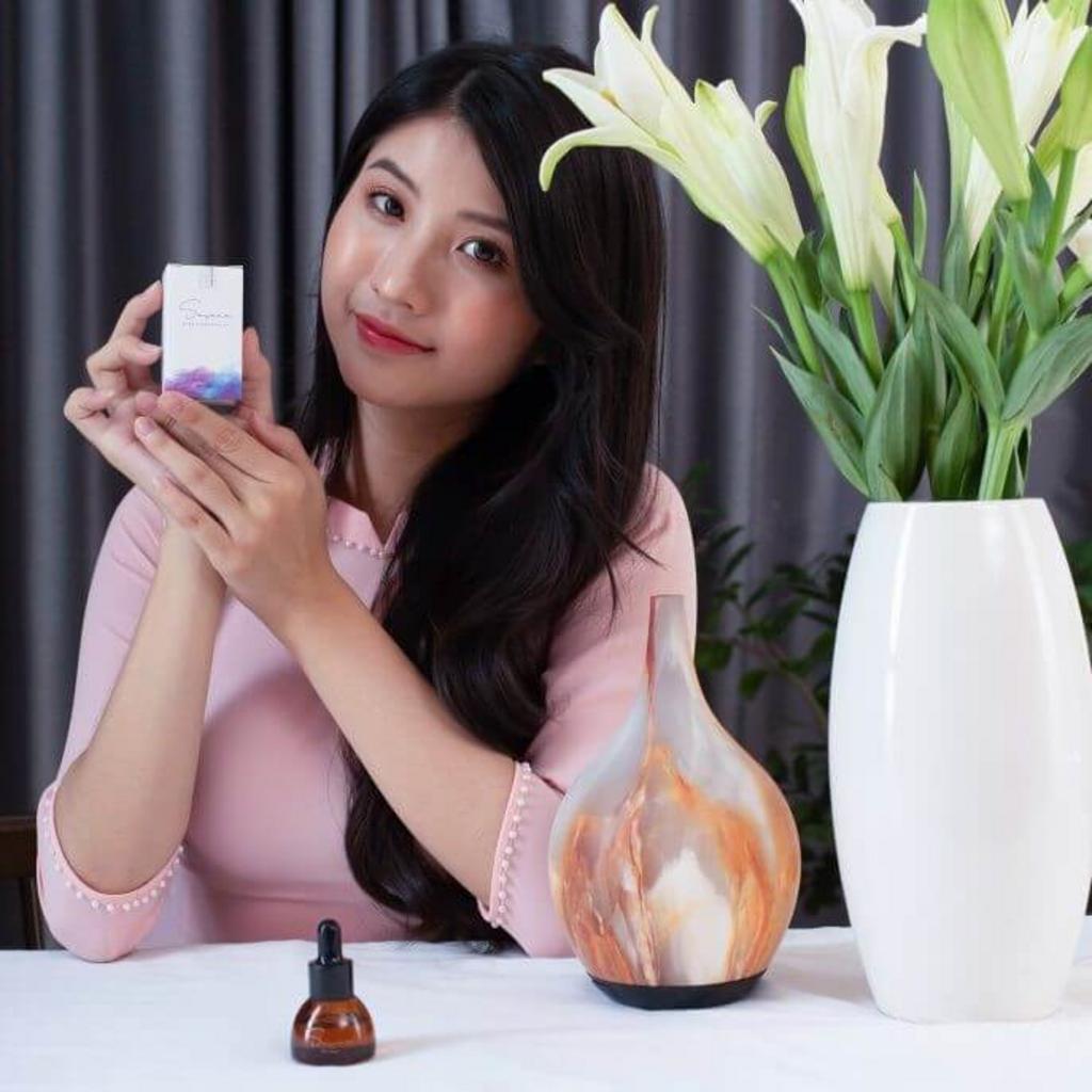 Tầng hương Osmanthus: ngọt dịu, ấm áp — phù hợp cho phòng ngủ và không gian thư giãn. Note: use a lifestyle shot with flowers and diffuser in frame to show context of use.